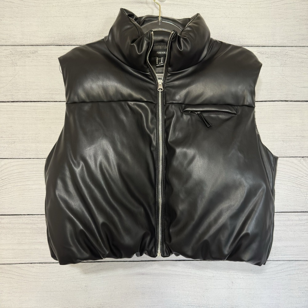 Forever 21 Faux Leather Puffer Crop Vest Black Size Medium Zip Fall Trendy NWOT